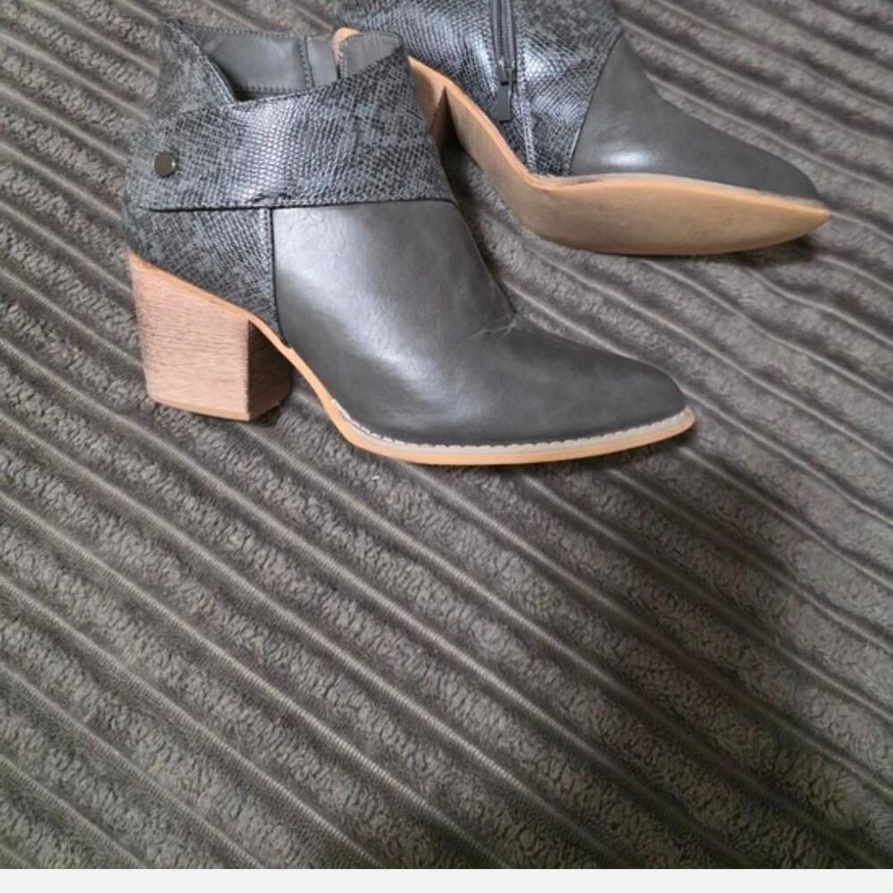 Unbranded Women's Grey and Black Boots